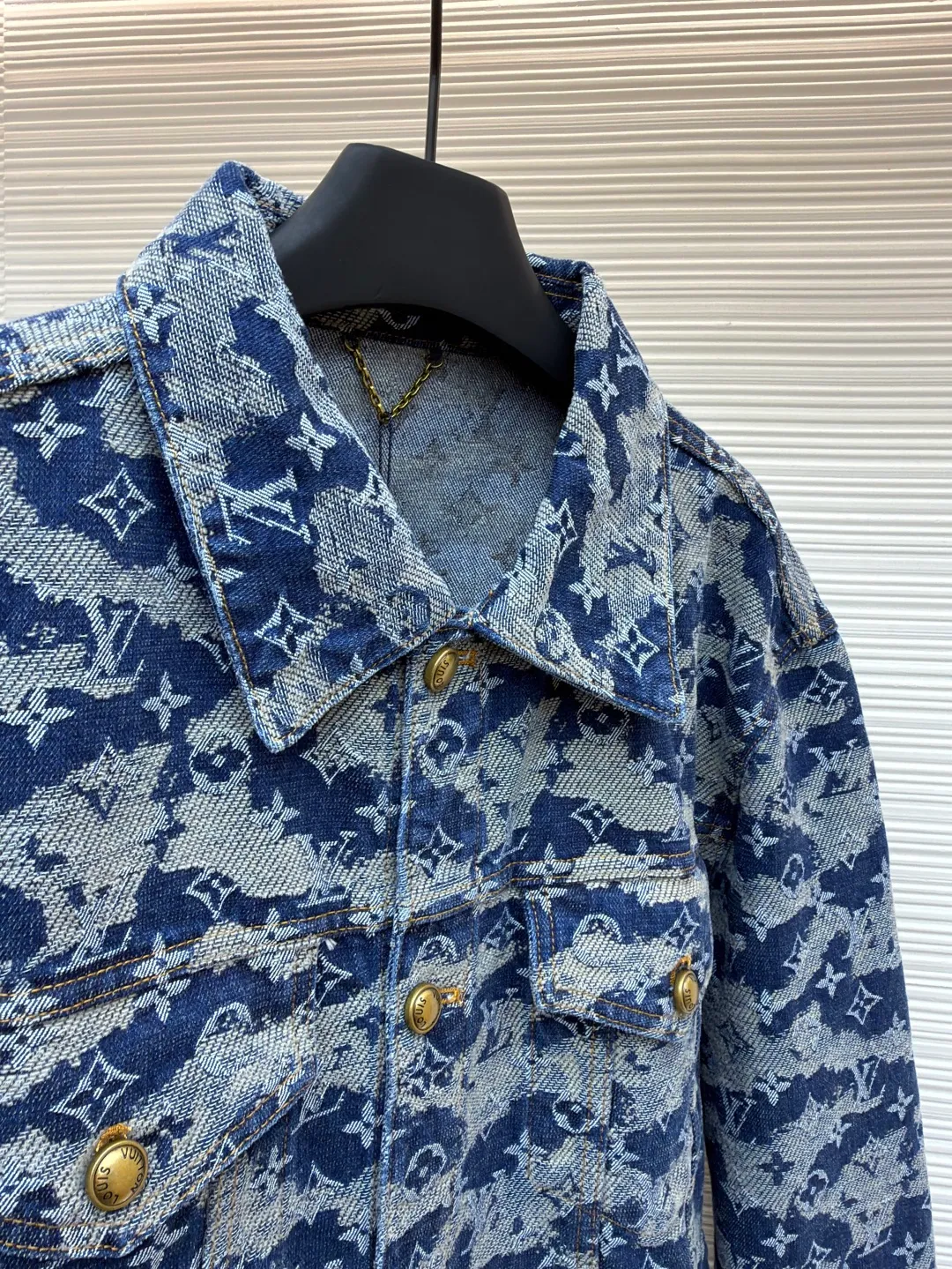 LOUIS VUITTON letter float jacquard denim jacket ●Original version: purchased and developed for 22999 ●Item number: 1682132-C05 ●Fabric: denim denim fabric ●Technology: jacquard production ●Color: blue ●Version: fitted version ●Weight: about 1335 grams ●Size: 46-48-50-52 ●Description: Made of heavy denim denim as the base, it uses distressed washing + gradient tie-dyeing to present a Monogram dark pattern effect. The gray-blue and off-white smudged colors are natural and layered, retaining the brand logo while enhancing the retro texture. The trousers have a skateboard straight cut, and the waistband is equipped with metal buttons and leather logo tags. The five-pocket structure follows the classic workwear design, and the edges of the pockets are reinforced with double-lane stitching, taking into account durability and style. The trouser legs are slightly narrowed to suit various scenarios. The overall process combines denim washing technology with brand logo technology, which not only retains the casual attributes of denim items, but also enhances high-luxury recognition through gradient textures. The overall wiring is straight and delicate, the fabric is comfortable and soft, and the color is consistent without color difference. It can be matched with the same style to create a fashionable look and control various occasions. Customized accessories, complete with three standards, same style for men and women!